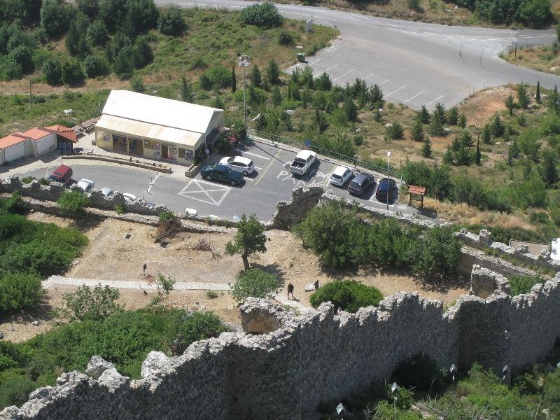Вид на парковку с крепости Св. Иллариона