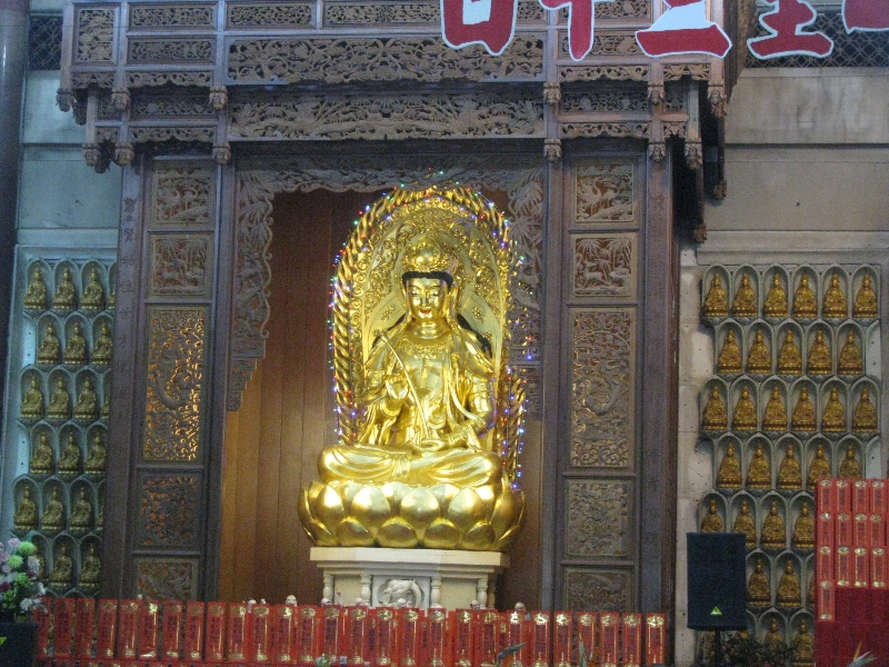 Статуя внутри храма