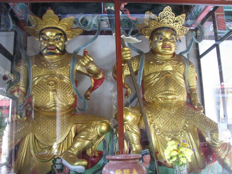 Статуи внутри храма