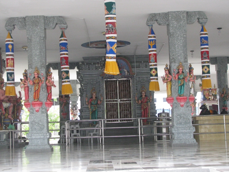 Статуи в храме