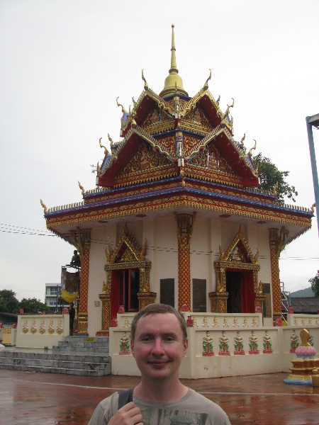 Около входа в храм с лежачим Буддой