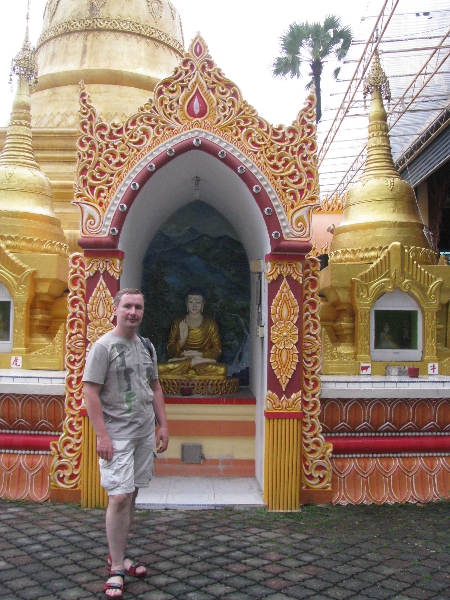 Женя на фоне Будды в арке